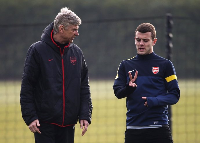 Jack Wilshere conversa con Arsene Wenger, entrenador del Arsenal