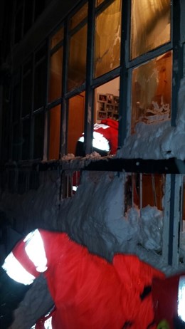 Desprendimiento de nieve tejado de una casa 