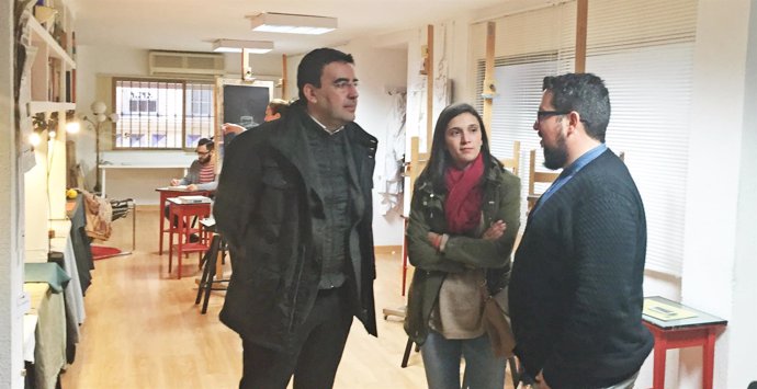 Mario Jiménez y María Márquez visitan un taller creativo