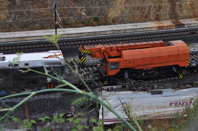 Máquina transformadora y locomotora del tren descarrilado en Angrois