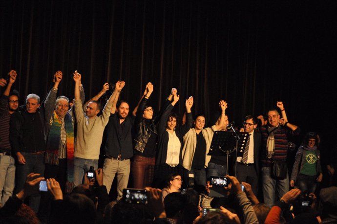 Pablo Iglesias, Violeta Barba y otros miembros de Podemos en el mítin.