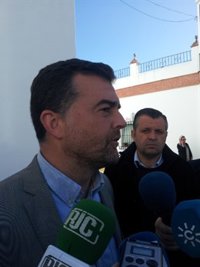 Maíllo dice que su "primera medida" será "garantizar un mínimo de agua y luz a familias sin ingresos"