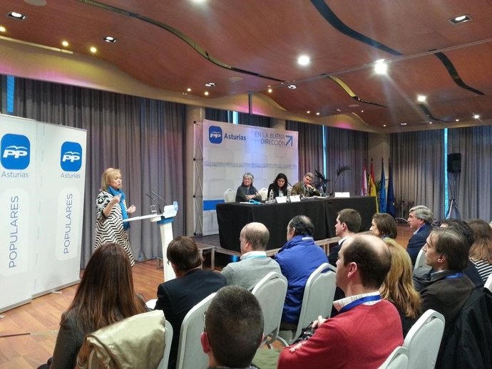 Mercedes Fernández interviene en la clausura del Congreso del PP de Gijón. 