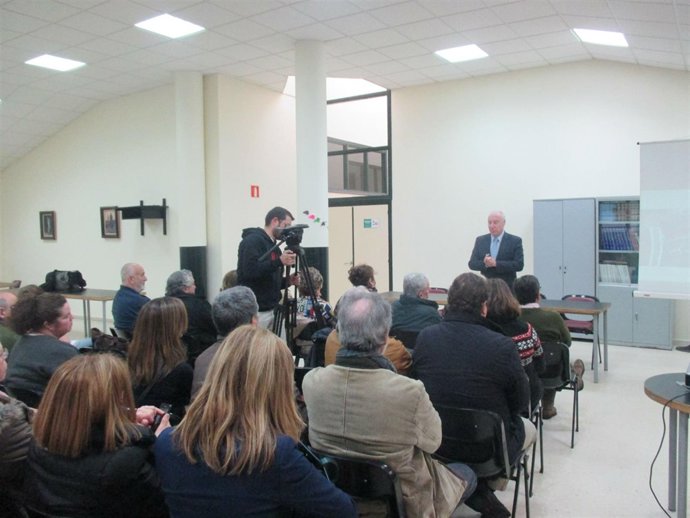 Blanco se dirige a los vecinos en Colloto. 