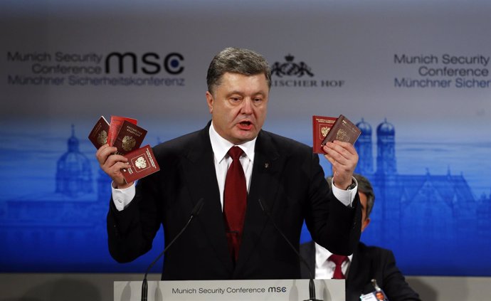 El presidente ucraniano, Petro Poroshenko, mostrando pasaportes rusos