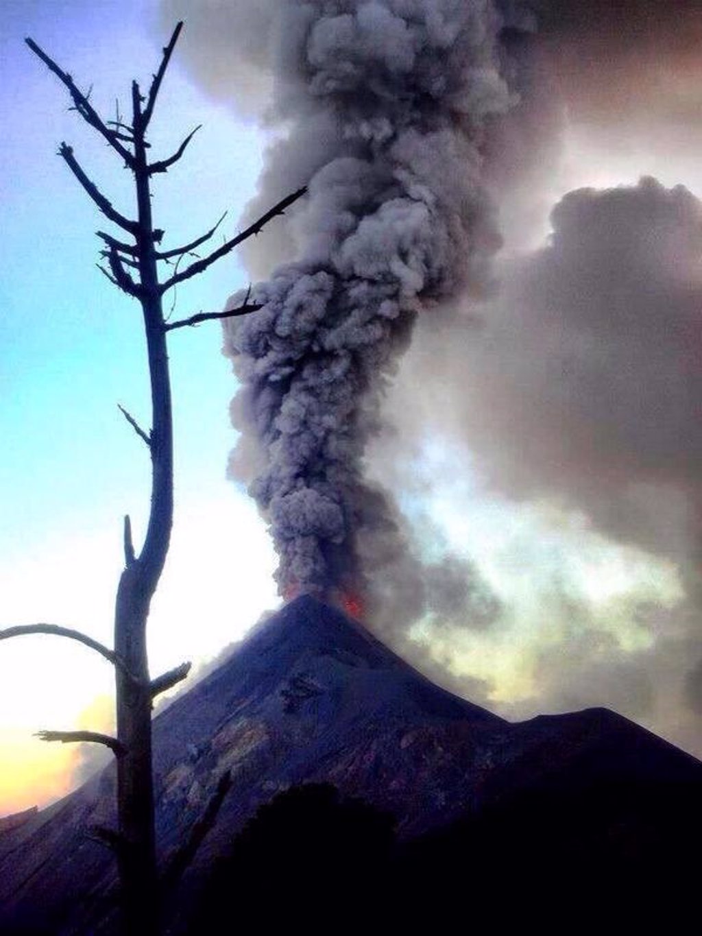 Un centenar de evacuados por la erupci n del Volc n de Fuego 