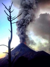 Un centenar de evacuados por la erupción del Volcán de Fuego
