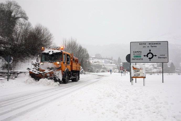 Carretera nevada en Asturias. 