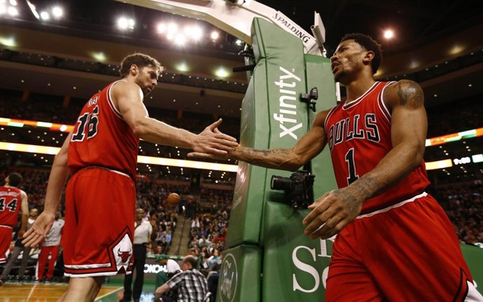 Pau Gasol, saluda a Derrick Rose