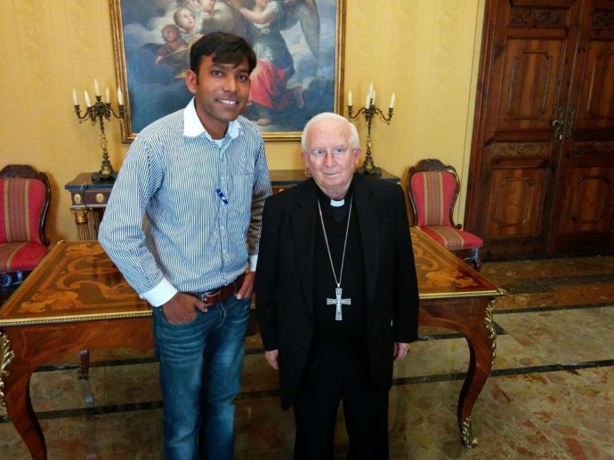 El joven pakistaní junto al cardenal Antonio Cañizares