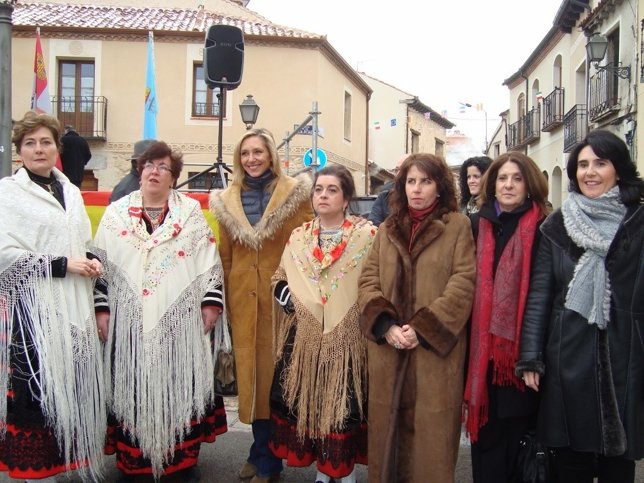 Robles posa con la aguederas en Zamarramala