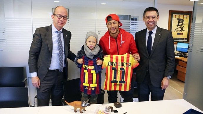 Neymar y Bartomeu tras hacerse socio del FC Barcelona