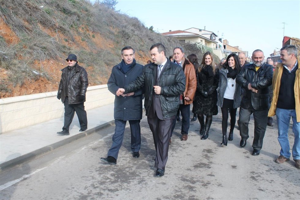 Beamonte inaugura las obras de la travesía de Lituénigo (carretera CV-609).