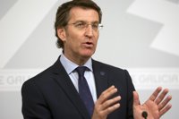Feijóo anima a ciudadanos y empresarios a usar el gallego y asegura que la Xunta está "ocupada" en "disminuir su caída"