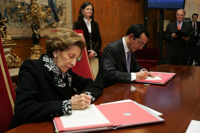 María Josefa Huarte junto a Ángel Gómez Montoro en la firma de la donación