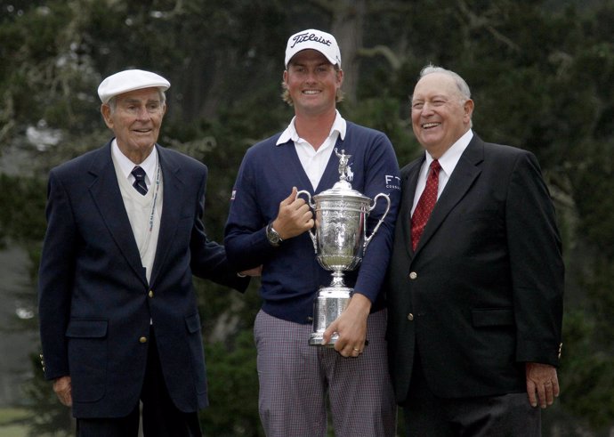 Webb Simpson (C) of the U.S. Stands with former U.S. Open Champions Jack Fleck (