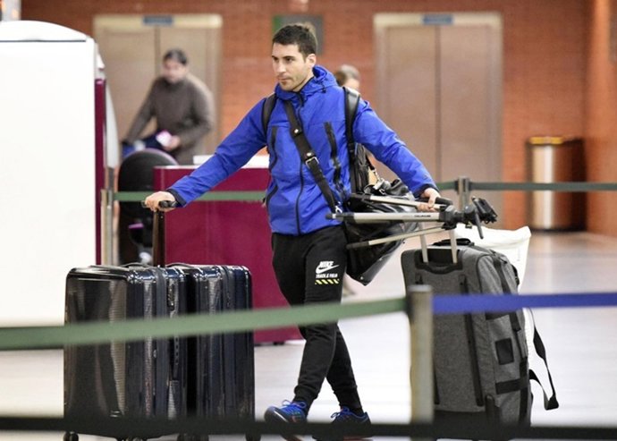 Miguel Ángel SIlvestre con exceso de equipaje en el aeropuerto 