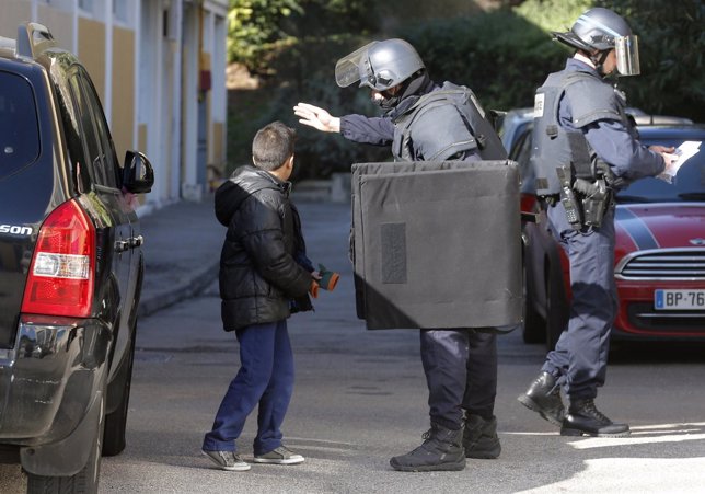 Un policía habla con un niño tras los disparos en Marsella, Francia