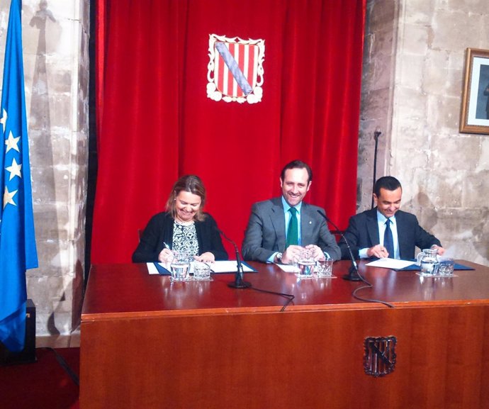 Firma entre Govern y Consell