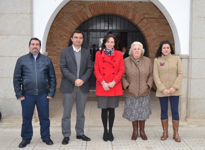 Ceballos (centro) en la visita a Los Blázquez