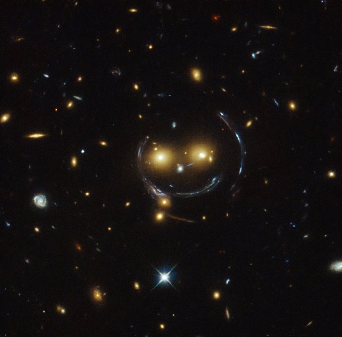El cúmulo de galaxias que sonríe