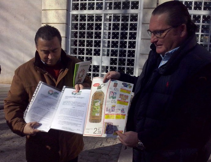 Agustín Rodríguez, junto a Luis Miguel Martínez, muestra la oferta denunciada.