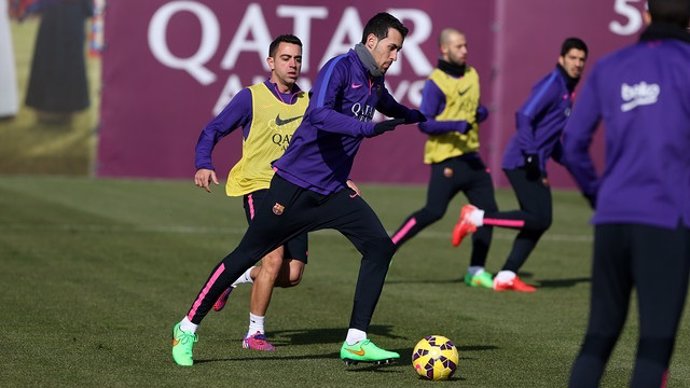 Sergio Busquets y Xavi entrenando con el Barcelona