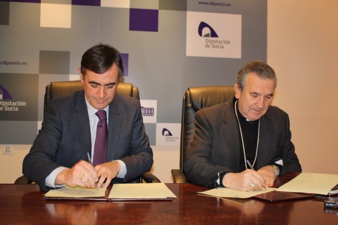 Antonio Pardo (izq) y Gerardo Melgar firman el convenio