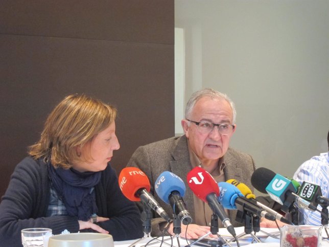 Méndez Romeu y Carmen Gallego, en un desayuno informativo