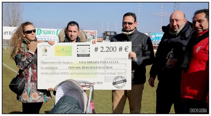 Entrega del cheque con la recuadación solidaria para Lucía