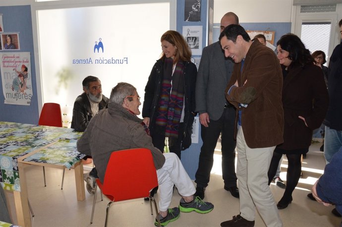Juanma Moreno visita la fundación Atenea de Sevilla