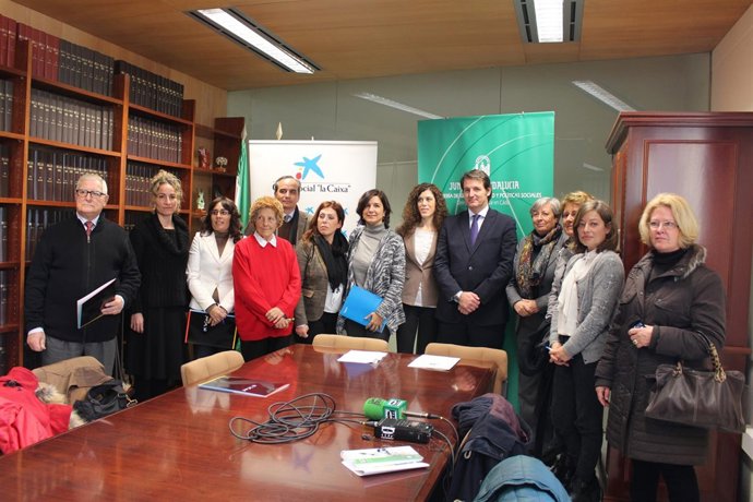 Firma del convenio entre Junta, Fundación Cajasol y obra social 'la Caixa'