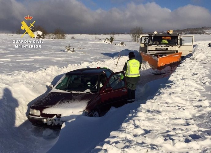 La Guardia Civil atiende al vehículo atascado en la nieve