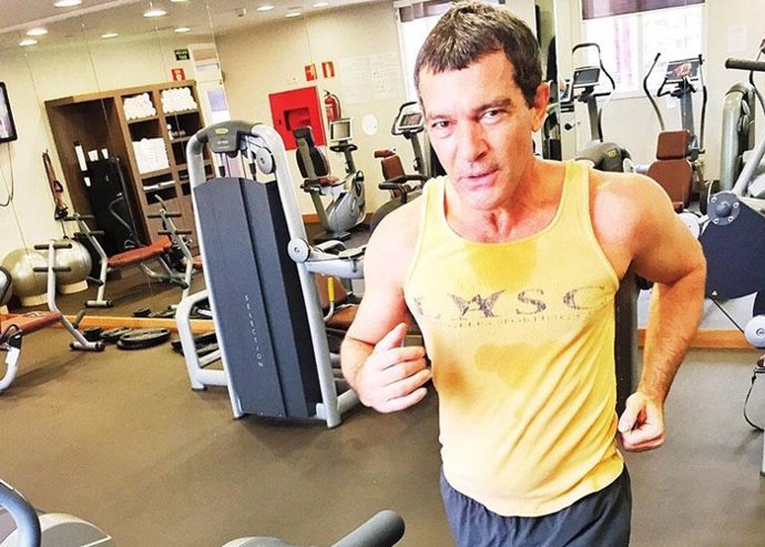 Antonio Banderas también se hace selfies en el gimnasio 