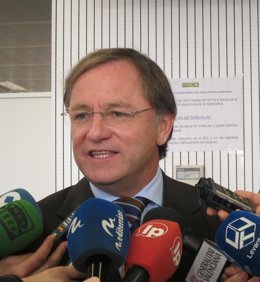 Moragues tras la reunión atendiendo a los medios