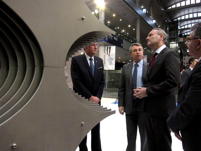 Fabra visita 'Nos vemos en Valencia', que engloba Cevisama, Hábitat y Maderalia.