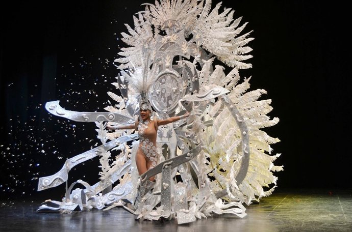 Primer premio trajes de papel en Águilas