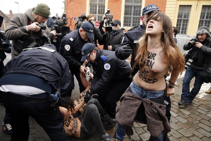 Activistas de Femen se abalanzas sobre el coche de Strauss Kahn