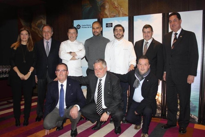 Pep Guardiola junto con los hermanos Roca promocionando el turismo