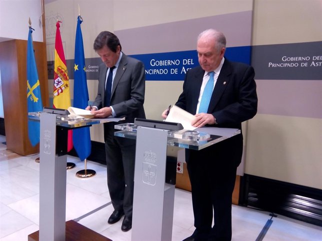 Javier Fernández y Vicente Gotor firman acuerdo de financiación.