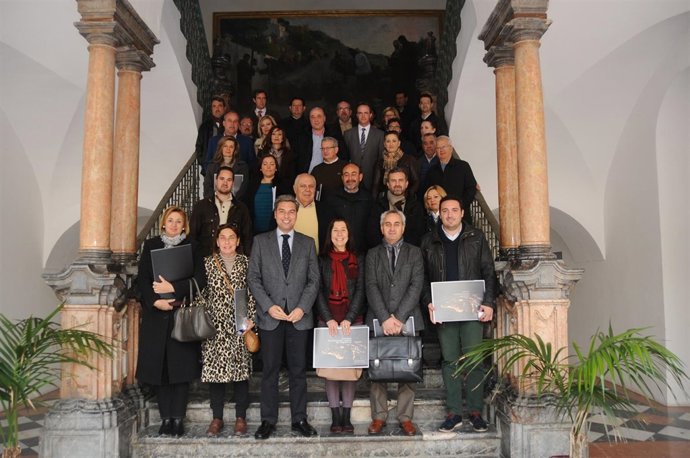 Lorite con los representantes municipales a los que ha entregado las propuestas