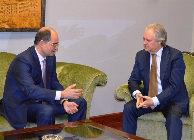 Javier Hermosilla y Carlos Pérez este martes en la sede de Bantierra