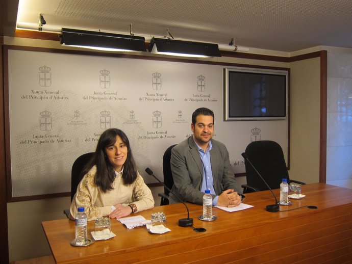 Nino Torre y Maria Vallina en rueda de prensa en la Junta General