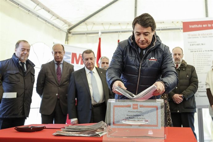 Ignacio González en la primera piedra de un colegio