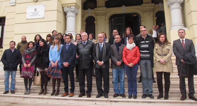 Concentración ayuntamiento málaga muerte niño tres años