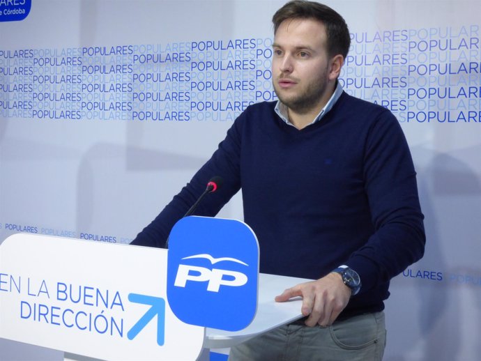 El presidente de NN.GG-Córdoba, Agustín López, en la sede del PP