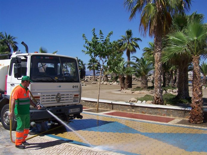 Trabajdor limpiando la ciudad