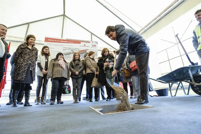 Ignacio González en la primera piedra del IES Butarque