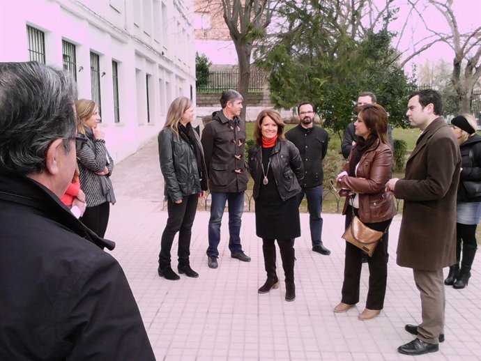 Gómez (centro) durante su visita al CEIP Ángel Carrillo de Priego