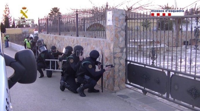 Agentes durante la operación de detención